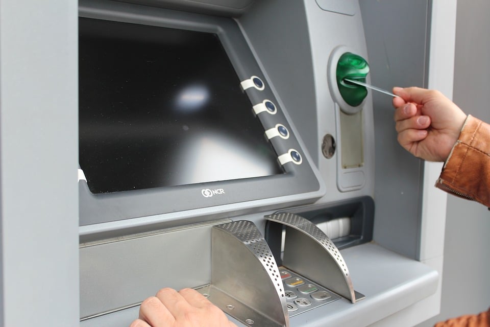 Geld abheben in Südamerika von einem Bankautomaten