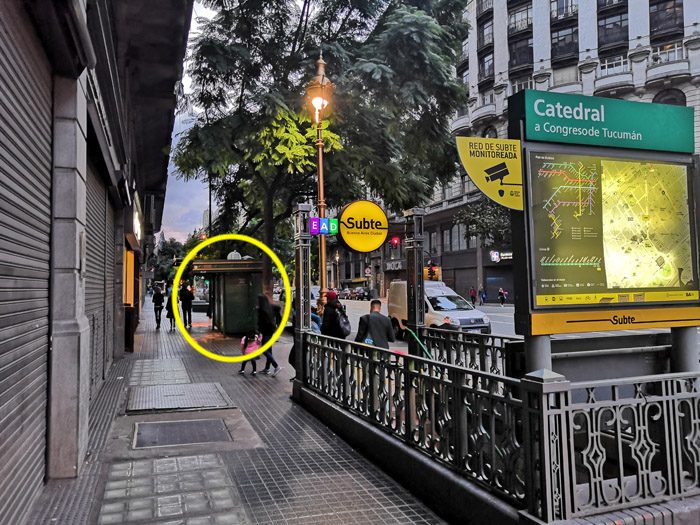 Geld wechseln in Buenos Aires an der Subte Station "Catedral"