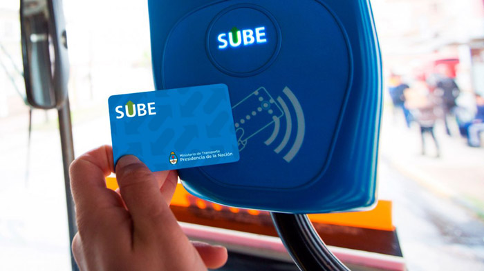 Sube-Karte vor einem Kartenleser in einem Bus in Argentinien