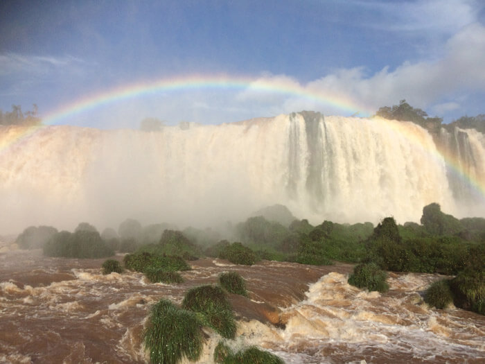 Die Wasserfälle von Iguazú mit Regenbogen.